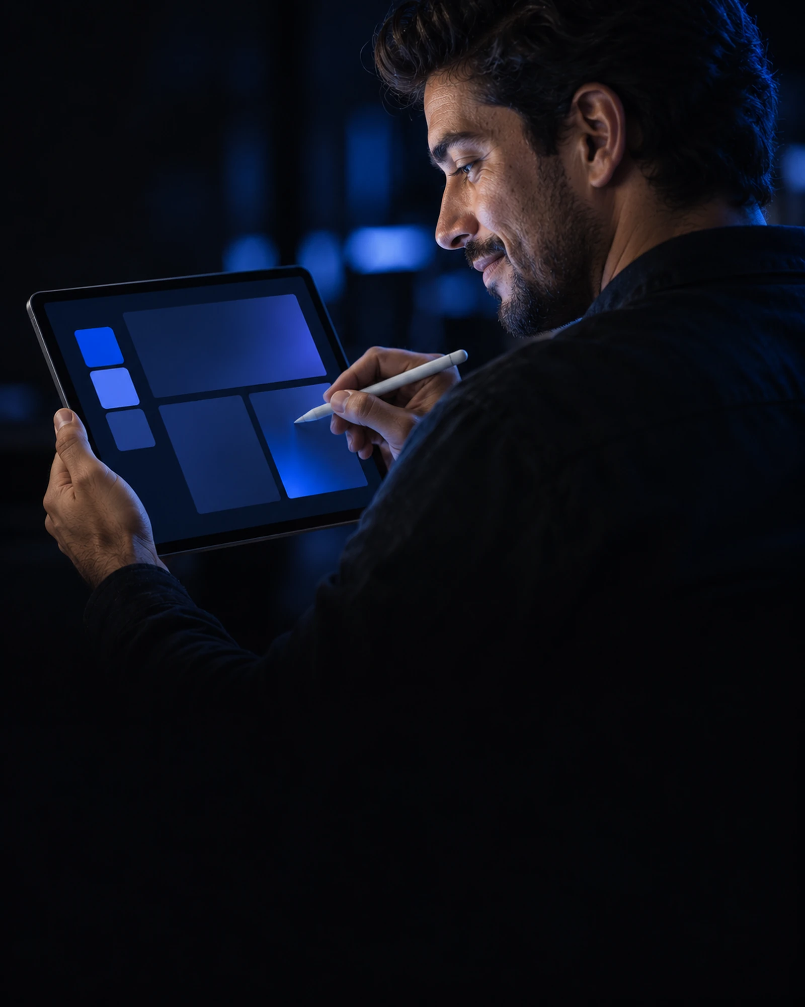 Designer ajustando as cores e o layout de um site em um tablet